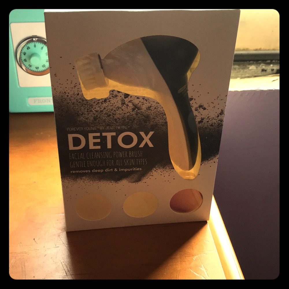A facial cleansing power brush